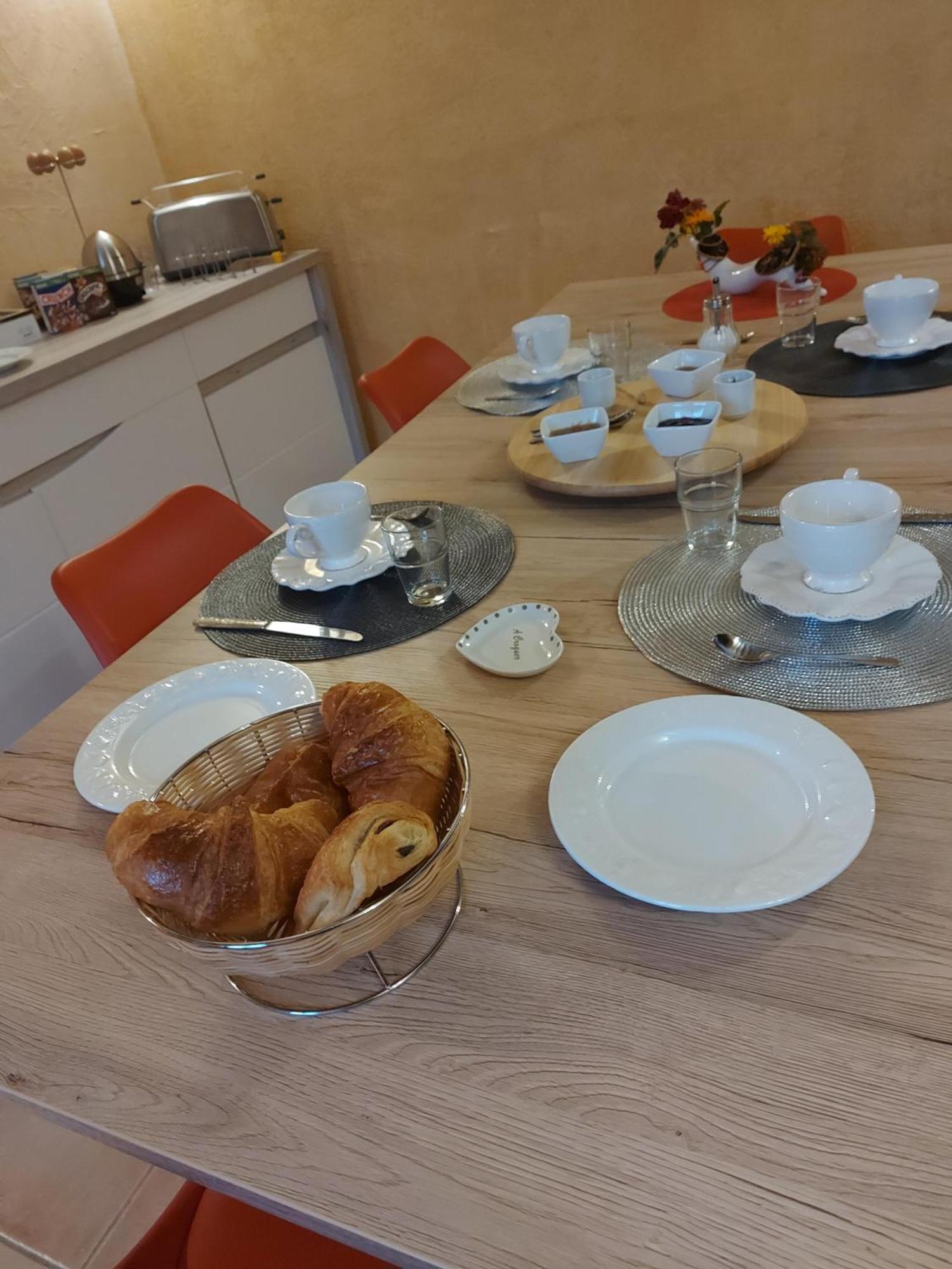 Le Moulin De L'Etang Hotel Chaneins Kamer foto